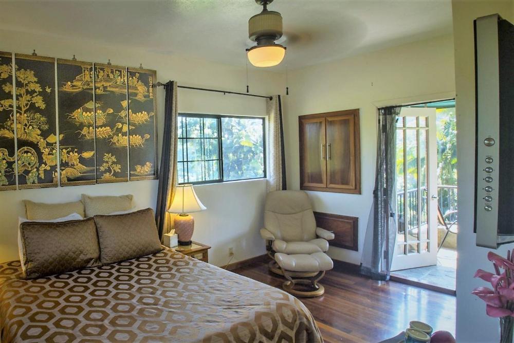 Premium Queen Room with Waterfall View interior