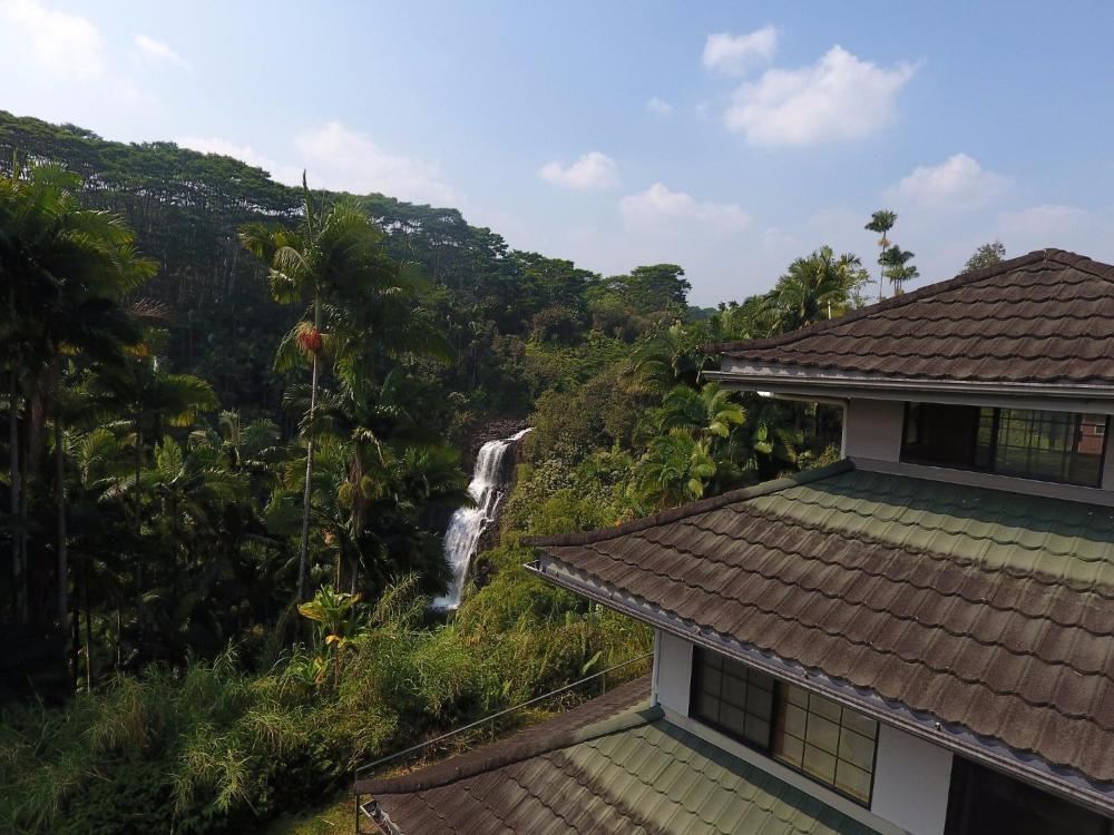 Guest House with Kitchen and Waterfall View interior